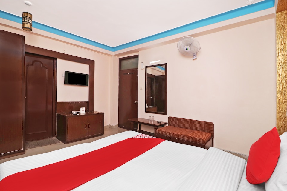 OYO 15158 Mussoorie International, Mall Road Mussoorie, Mussoorie