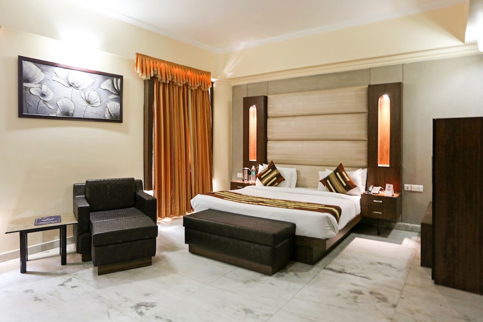 OYO 7107 The Solitaire, Rispana Pul Dehradun, Dehradun
