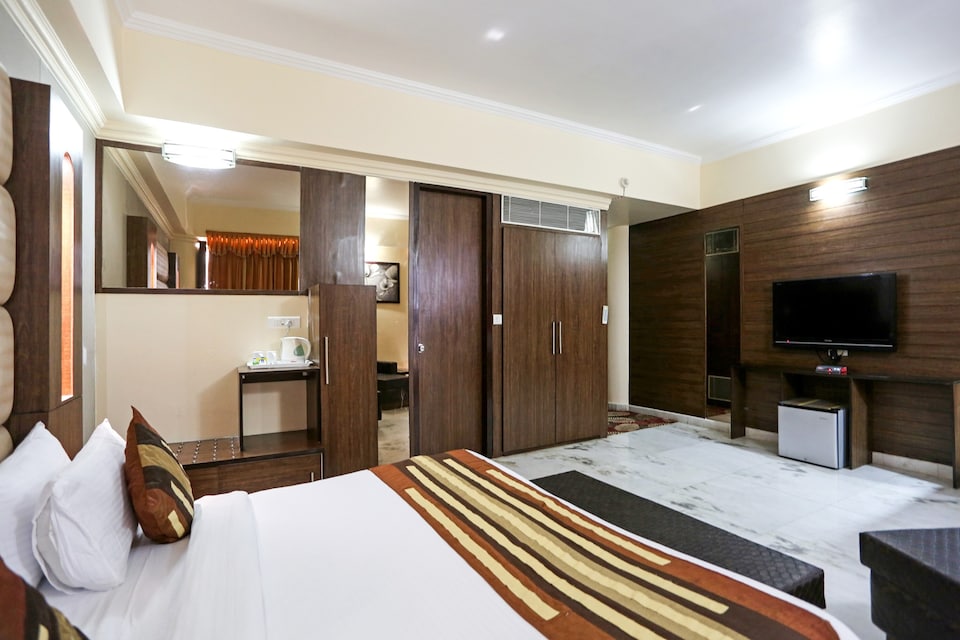 OYO 7107 The Solitaire, Rispana Pul Dehradun, Dehradun