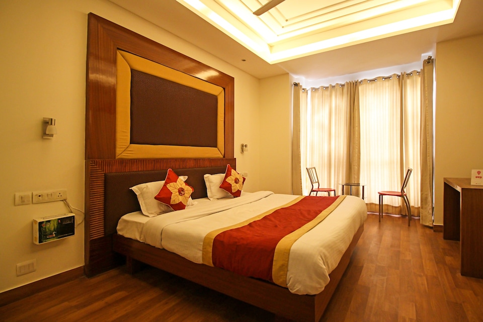  Hotel O Small town, Golf Course Road, गुड़गांव