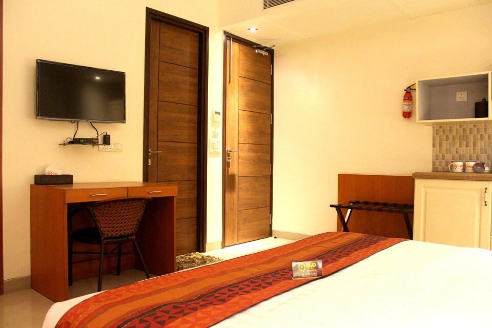 OYO Premium 055 Noida Sector 51, Noida City, Noida