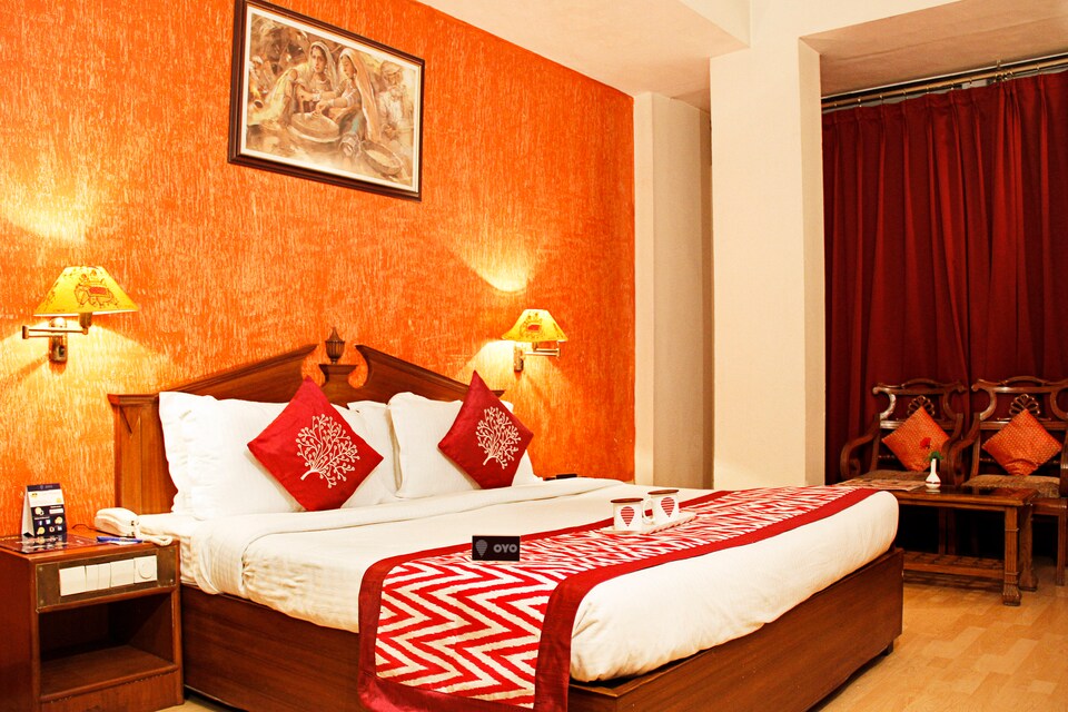 OYO Premium 198 Green Park Metro Station, AIIMS Delhi, Delhi