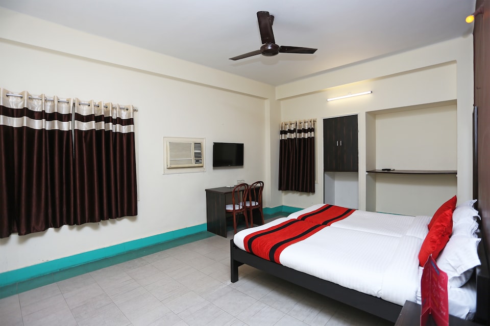 OYO Hotel Penguin Near St. Thomas's Church, Esplanade Kolkata, Kolkata