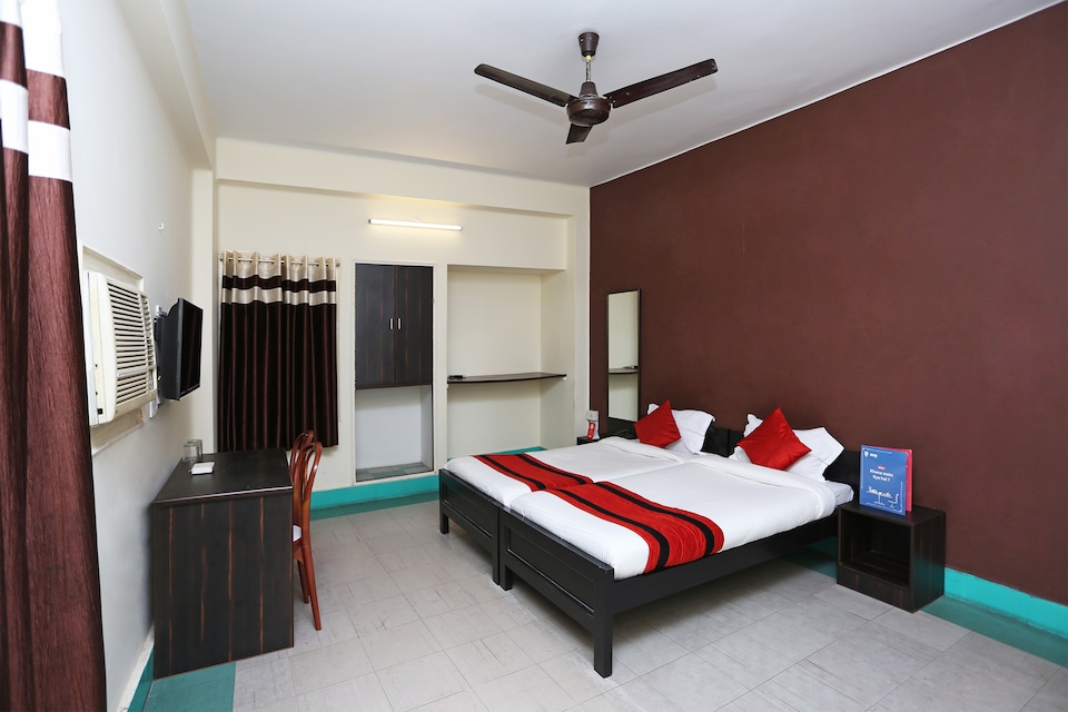 OYO Hotel Penguin Near St. Thomas's Church, Esplanade Kolkata, Kolkata