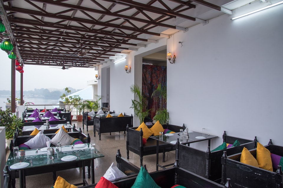 Capital O 11716 Hotel Everest, Fateh Sagar, Udaipur