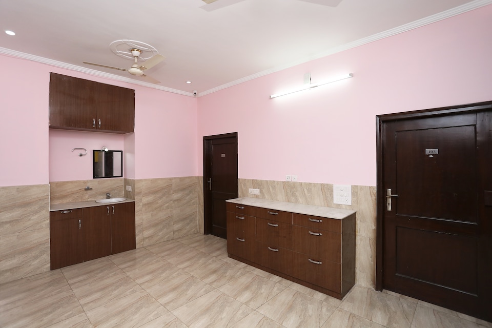 OYO 7526  Rising Star Sec 45, HUDA CENTRE 1, Gurgaon