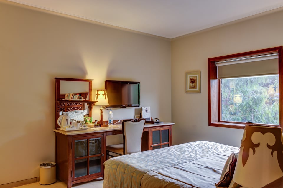 OYO Premium 110 Western Express Andheri East, Mumbai International Airport, Mumbai