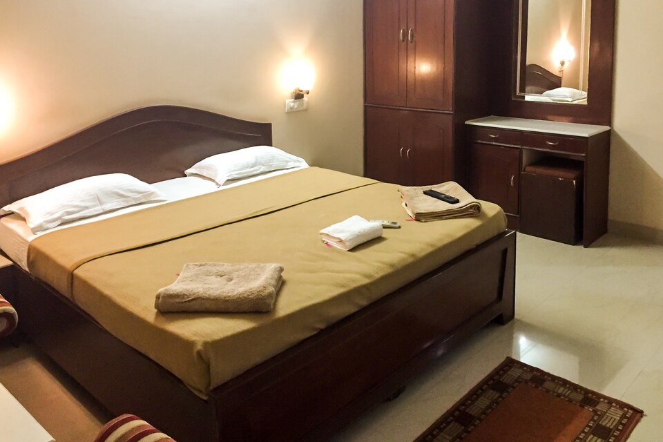 OYO 7719 StayOut Plaza Inn, Calangute Goa, Goa