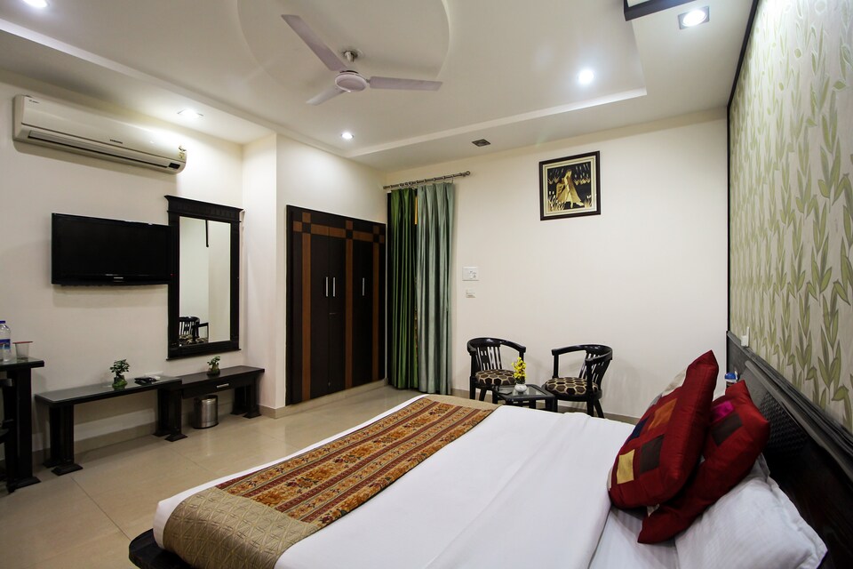 OYO 7806 Hotel Corbett Plaza,  Peerumadara, Corbett-Ramnagar