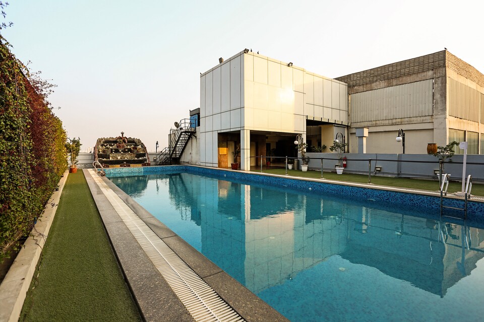 OYO 7891 World Square Hotel, Indirapuram Ghaziabad, Ghaziabad