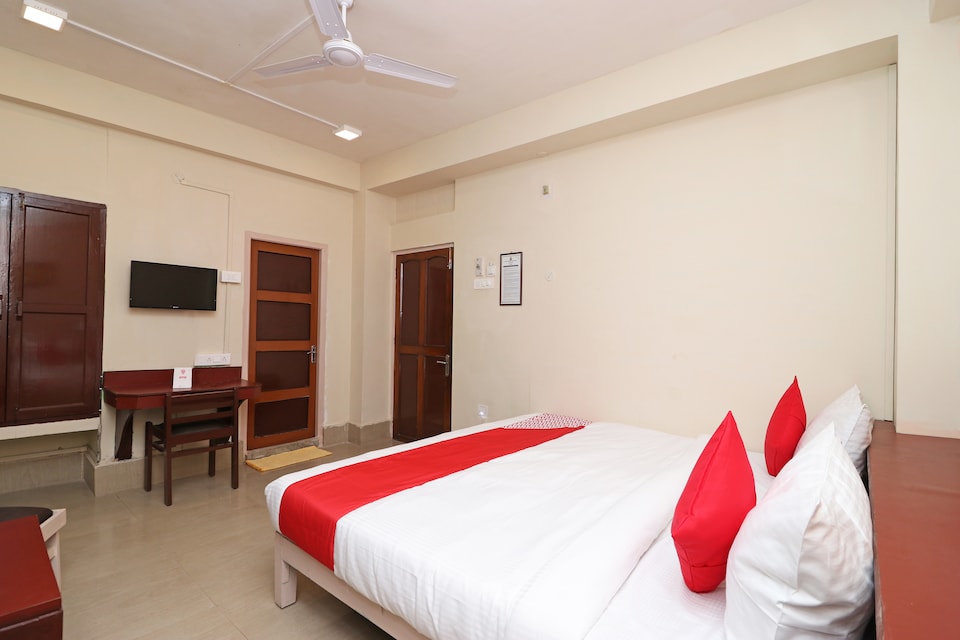 Capital O 7933 Hotel Trimurty International, Platan Bazar Guwahati, Guwahati
