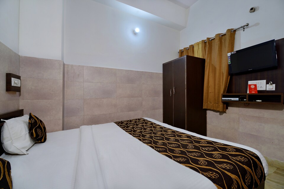 Capital O 9367 HOTEL GALAXY, Fatehabad Road, Agra
