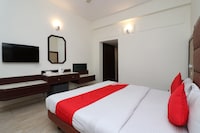 OYO The Central Palm