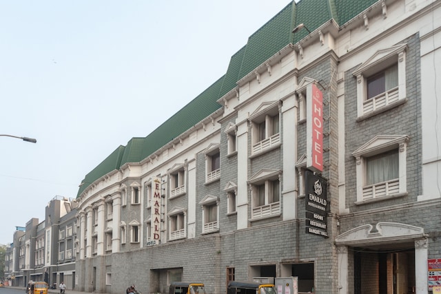 Capital O Emarald Hotel Near Albert Theatres