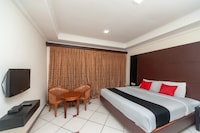 Capital O Emarald Hotel Near Albert Theatres