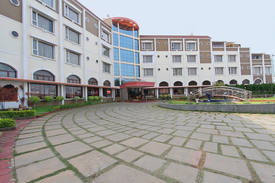 OYO 8165 Holiday Palms Hotel, Tumkur Road, बैंगलोर