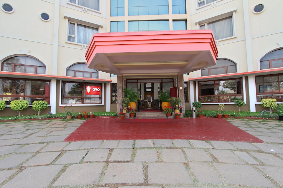 OYO 8165 Holiday Palms Hotel, Tumkur Road, बैंगलोर