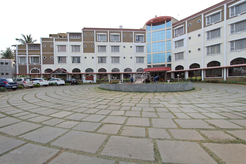 OYO 8165 Holiday Palms Hotel, Tumkur Road, बैंगलोर