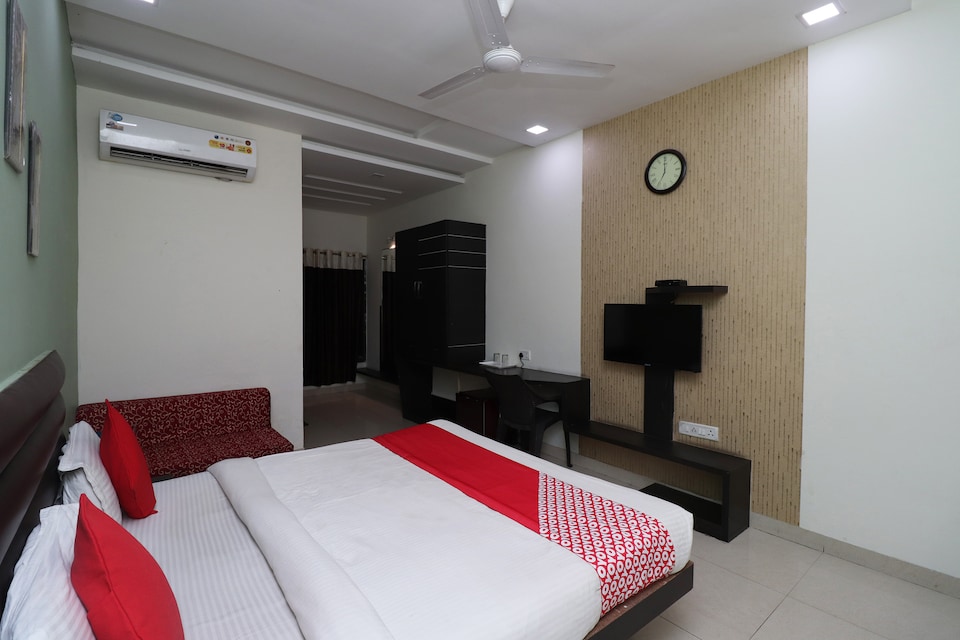 Flagship 8173 Hotel Singh Palace, Station Road, Raipur