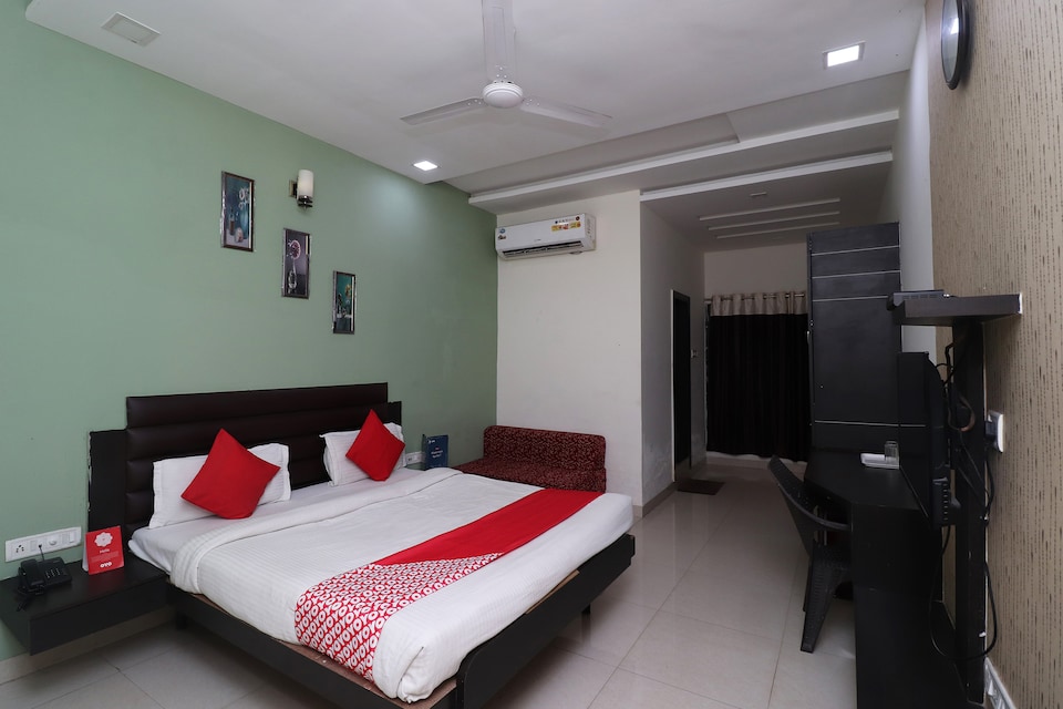 Flagship 8173 Hotel Singh Palace, Station Road, Raipur