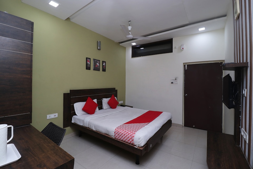 Flagship 8173 Hotel Singh Palace, Station Road, Raipur