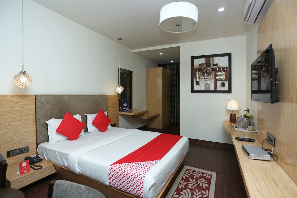 Capital O 8183 Hotel Sandal Wood, Kolar Road, Bhopal