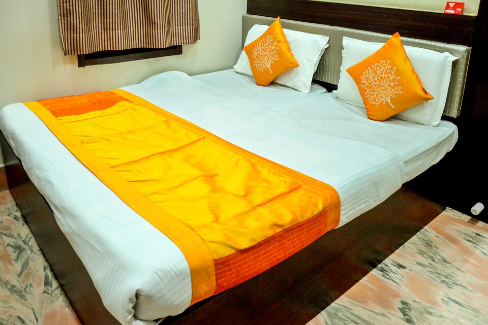OYO 8210 Hotel MRK, Godowlia, Varanasi