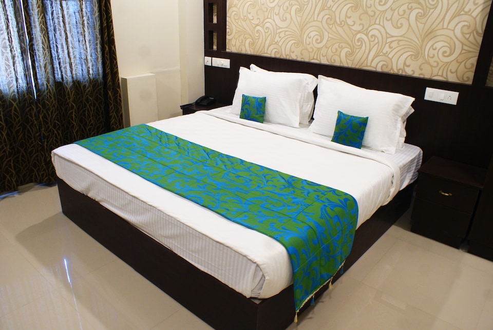 Collection O 8267 Galaxy Inn, MG Road Kochi, Kochi
