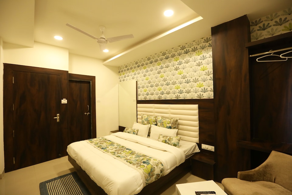 OYO 8274 Hotel Royal Palace, Hamidia Road Bhopal, Bhopal
