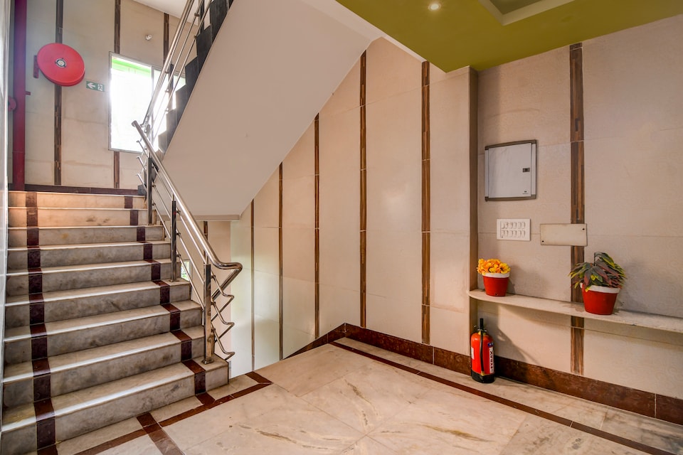 Collection O NSCB International Airport Formerly Raj Guest House, VIP Road Kolkata, Kolkata