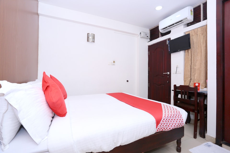 OYO 8331 Kodavath Residency, Aluva Kochi, Kochi