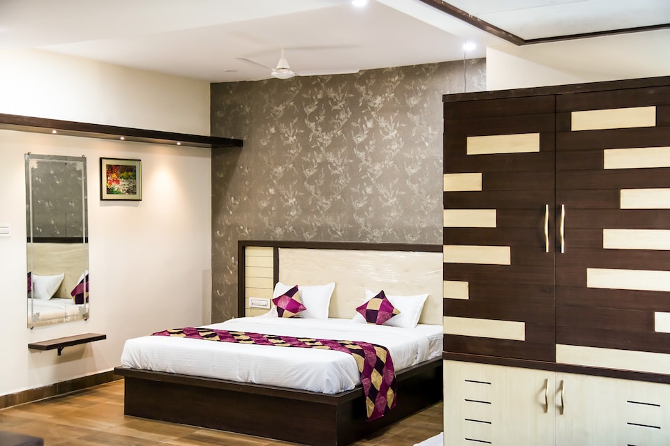 OYO 8375 Hotel Shreya, Nakkalagutta Hanamkonda Warangal, Warangal