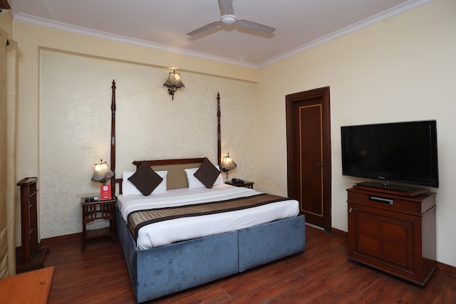 OYO Near Sahara Mall Near Aravali Biodiversity Park