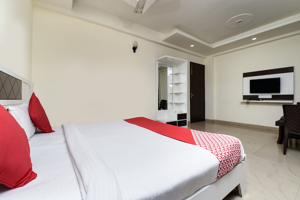 OYO 8500 Sunrise Cave, Noida City, Noida