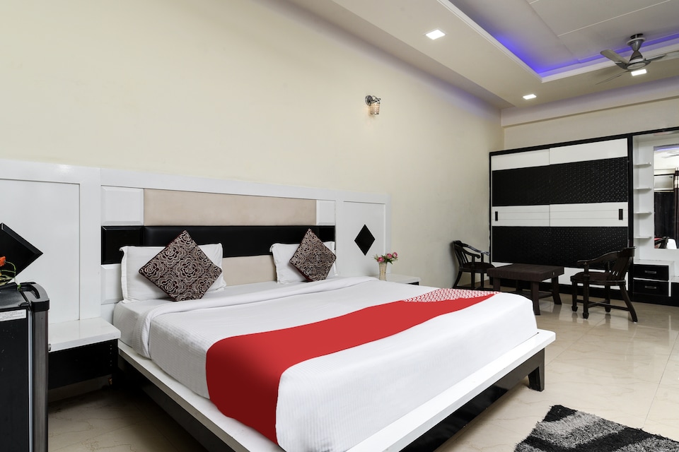 OYO 8500 Sunrise Cave, Noida City, Noida
