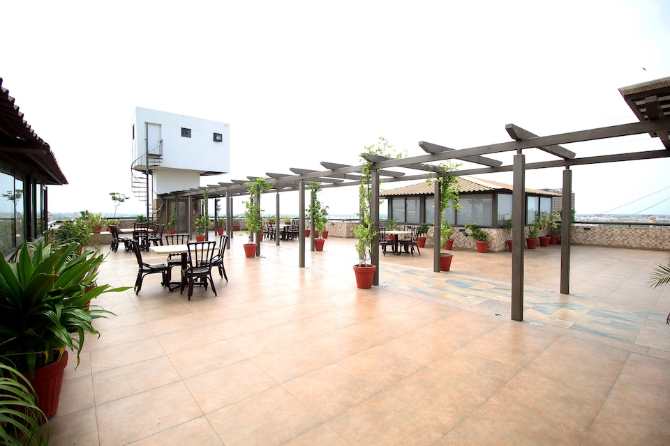 OYO 1183 Hotel Kells, SG Highway Ahmedabad, Ahmedabad