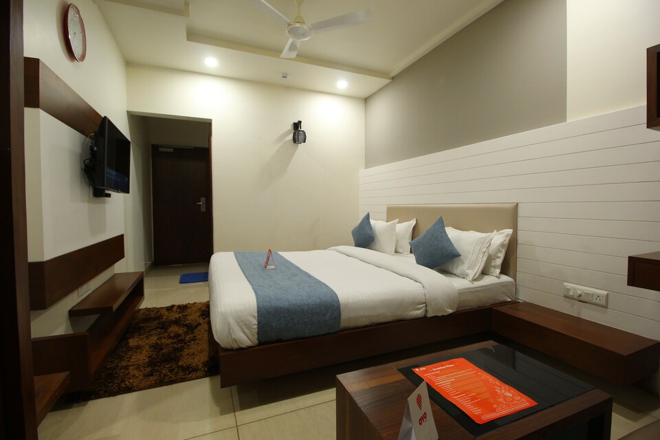 OYO 8615 Hotel Midtown, Fatehgunj Vadodara, Vadodara