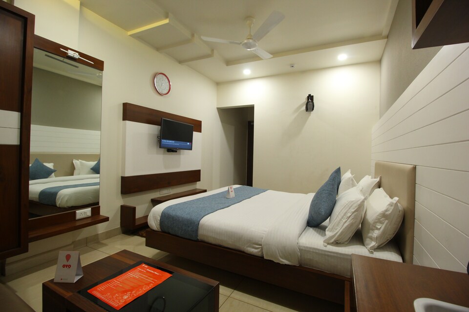 OYO 8615 Hotel Midtown, Fatehgunj Vadodara, Vadodara