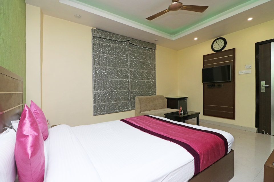 OYO 8657 Hotel Royal Castle, Airport Lucknow, Lucknow