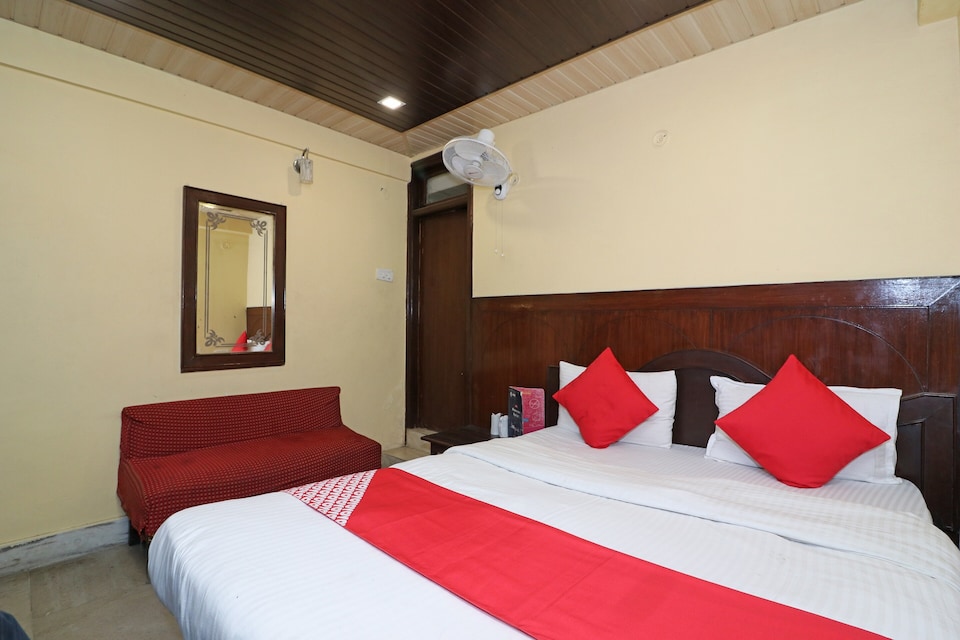 OYO 8991 Flatties The Mall, Mall Road Nainital, Nainital