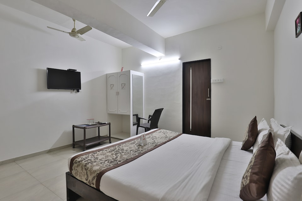 OYO 8667 Hotel Star Palace, Race Course Rajkot, Rajkot