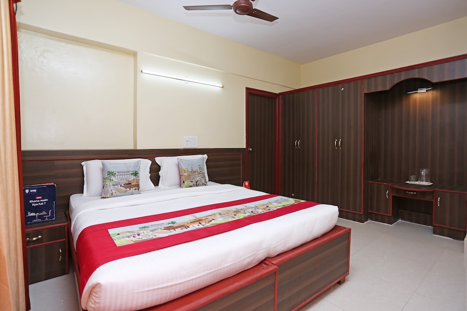 OYO 9904 Vyshakh Hotel, Mysore City Center, Mysore