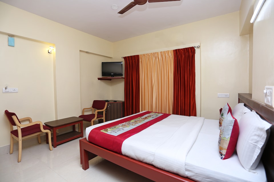 OYO 9904 Vyshakh Hotel, Mysore City Center, Mysore