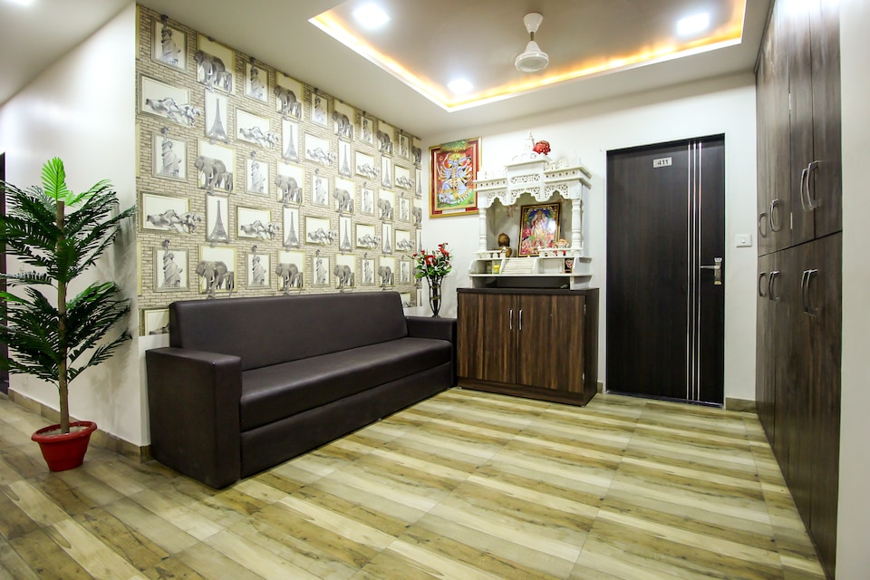 Hotel O Royal City Vistral Gam metro station, Ahmedabad Airport, Ahmedabad