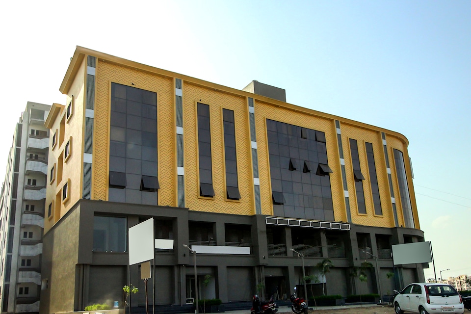 Hotel O Royal City Vistral Gam metro station, Ahmedabad Airport, Ahmedabad