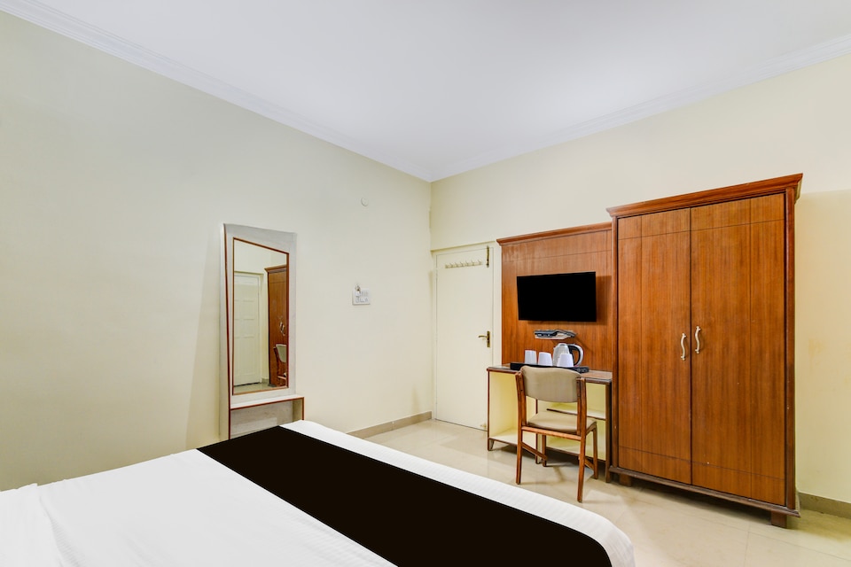 Super Collection O Sharath City Mall Formerly Delight Inn Gachibowli, Gachibowli, Hyderabad