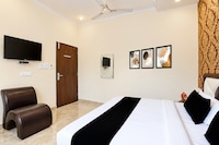 Townhouse Hussainpara Square Formerly Rich Inn