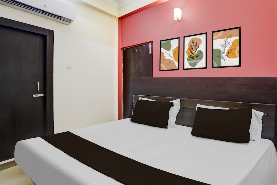 Super Hotel O Prayagraj Central Railway Junction Formerly Shantila Inn, Chowk Allahabad, Prayagraj