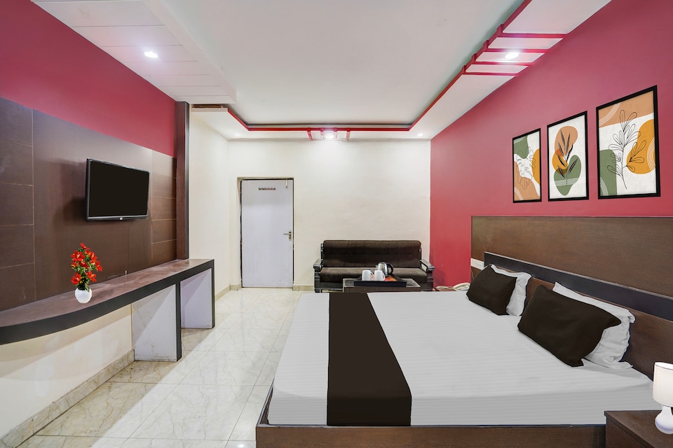 Super Hotel O Prayagraj Central Railway Junction Formerly Shantila Inn, Chowk Allahabad, Prayagraj