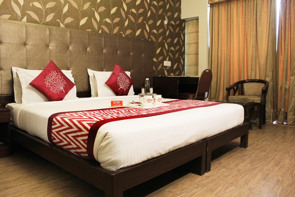 OYO 1227 Hotel Rousha Inn, Vaishali Kaushambi Metro, Ghaziabad